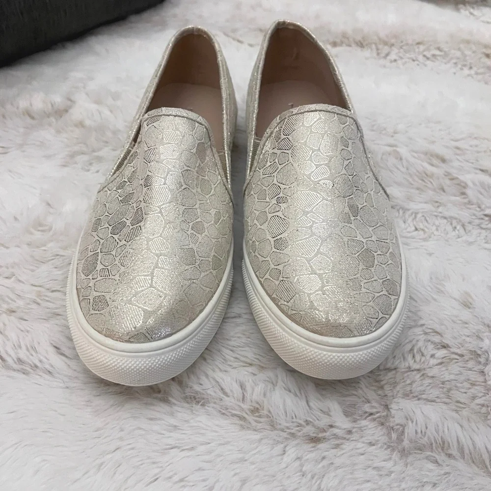 7 EXTREME by Eddie Marc Women's Slip On Sneakers Metallic Embossed Gold Silver 7
